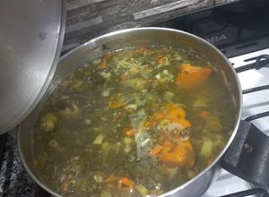Una foto de Sopa de verduras y pollo de mi abuelita