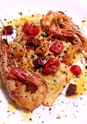 Foto di Ravioli di Ricotta e Arancia con Pomodorini, Gamberi Grigliati e Cioccolato Fondente