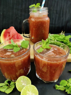 वाटरमेलन चिया कूलर (watermelon chia seed cooler recipe in Hindi) रेसिपी मुख्य फोटो