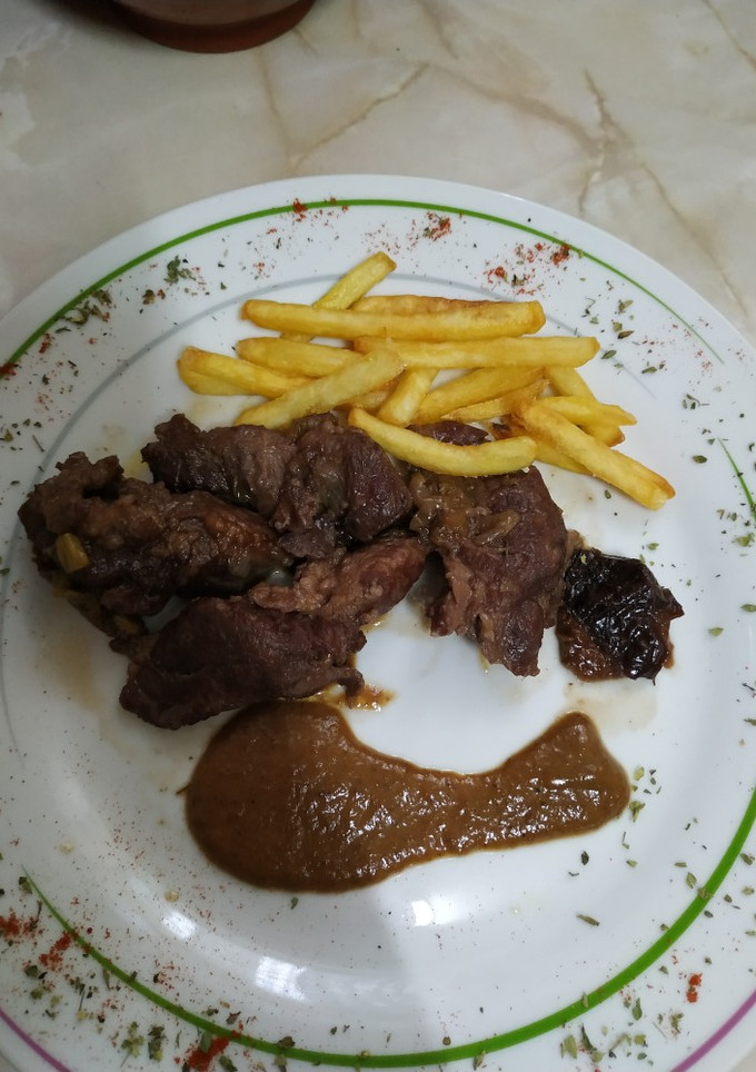 Una foto de Carrillada con ciruelas pasas al vino tinto