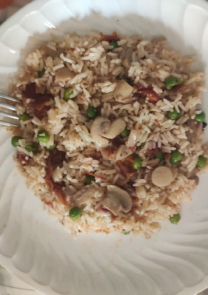 Una foto de Arroz con tomates secos y champiñones