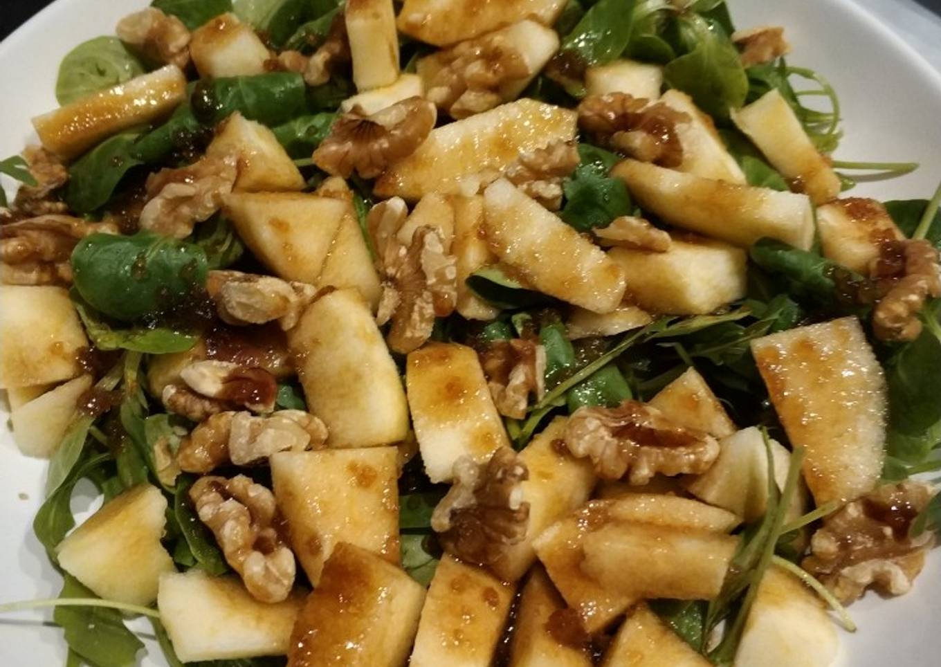 Ensalada de rúcula y canónigos con manzana