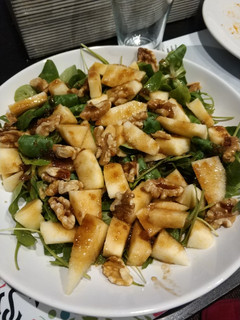 Una foto de Ensalada de rúcula y canónigos con manzana