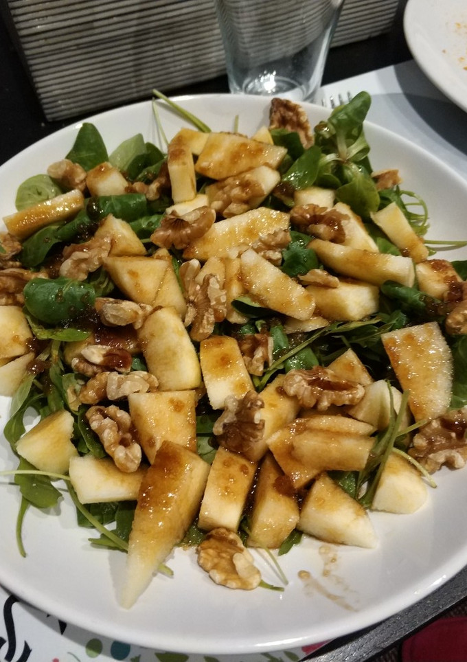 Una foto de Ensalada de rúcula y canónigos con manzana