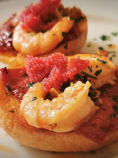 Una foto de Pincho de langostinos con piquillos caramelizados