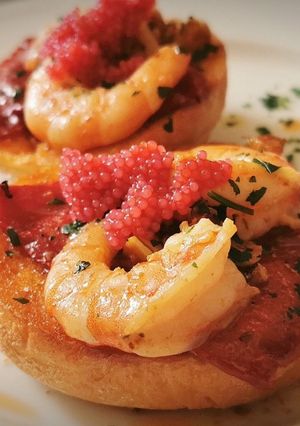 Una foto de Pincho de langostinos  con piquillos caramelizados