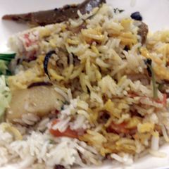 A picture of white chicken biryani.