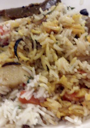 A picture of white chicken biryani.