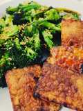 Tempeh croccante con broccolini al sesamo