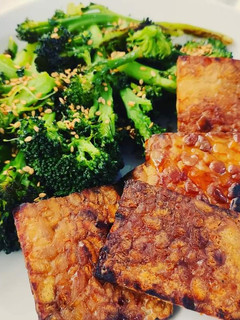 Foto di Tempeh croccante con broccolini al sesamo