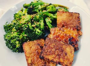 Foto di Tempeh croccante con broccolini al sesamo