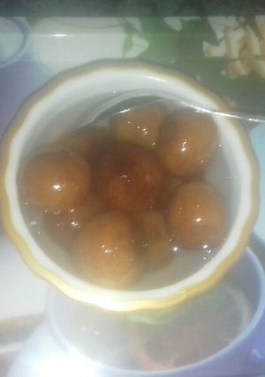 A picture of Gulab jamun.