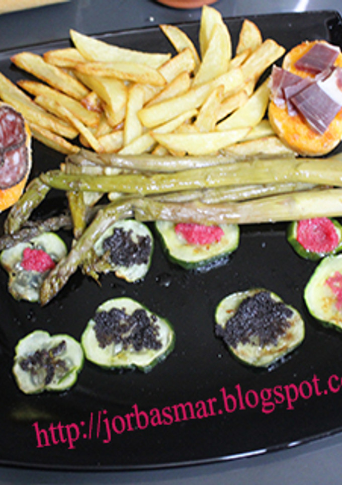 Una foto de Espárragos, pepino y caviar