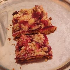 A picture of Plum crumble.