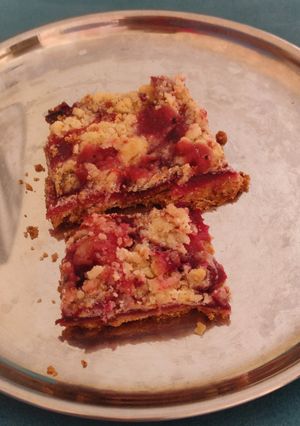 A picture of Plum crumble.