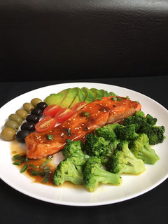 Foto resep Honey Glazed Salmon with 🥦 🥑 🫒 🍅