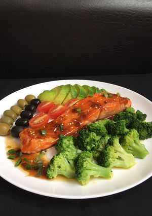 Foto resep Honey Glazed Salmon with 🥦 🥑 🫒 🍅