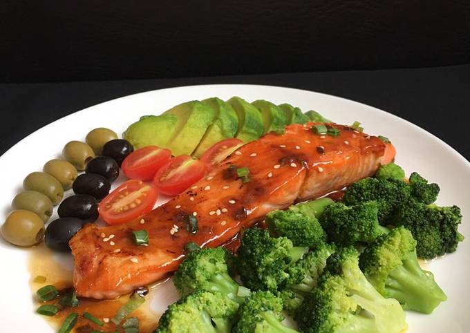 Cara praktis bikin Honey Glazed Salmon with 🥦 🥑 🫒 🍅  nagih banget