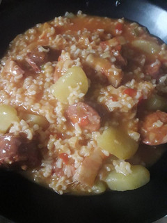 Una foto de Arroz, patatas y chorizos.