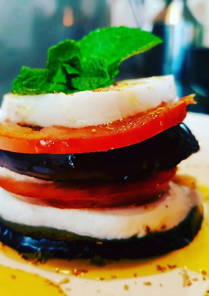 Una foto de Ensalada de berenjena con toque de menta fresca