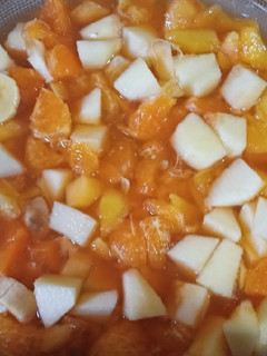 Una foto de Ensalada de frutas con lo que tenemos en casa🏠