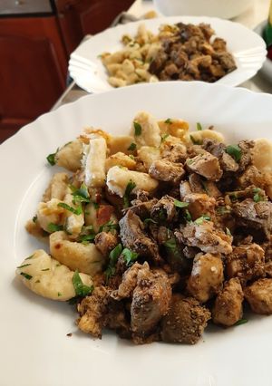 Csirkemájas ragu krumplis galuskával recept fotója