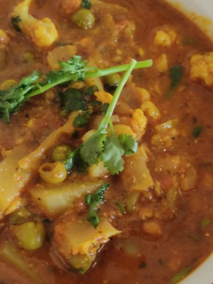 कोबी वाटाणा बटाटा भाजी (kobi watana bhaaji recipe in marathi) रेसिपी चे मुख्य फोटो