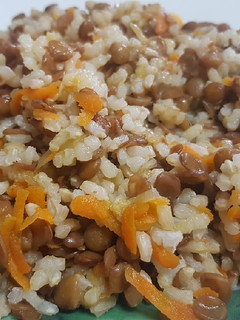 Una foto de Ensalada de arroz y lentejas