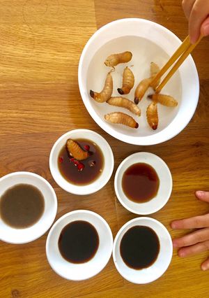 Hình của món Đuông dừa và 5 loại nước chấm.