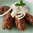 Ćevapčićis con salsa tzatziki