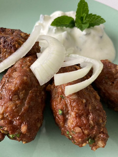Una foto de Ćevapčićis con salsa tzatziki