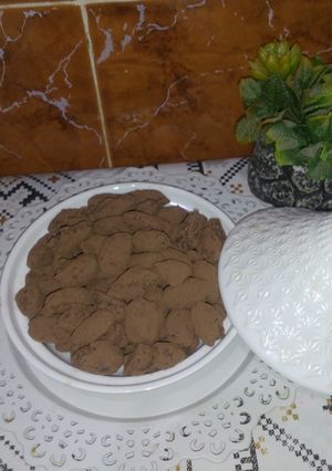 صورة لوصفة اللوز مكرمل ومغلف بالشوكولاتة وبودرة الكاكاو