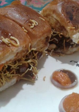 A picture of Dabeli.