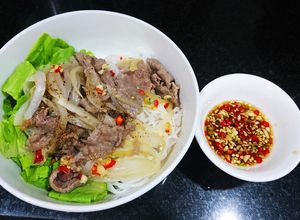 Hình của món Bún trộn thịt bò.