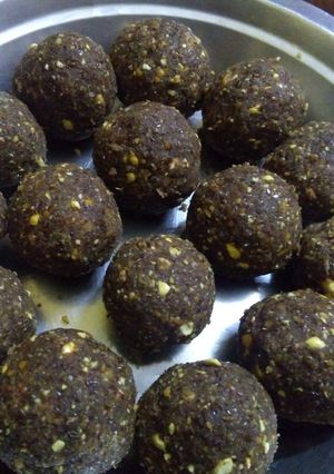 A picture of Flax seed and Green gram laddu.