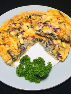 Una foto de Quiche de Repollo Rojo y Calabacín!