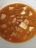 Alubias con calamar, gambas y almejas