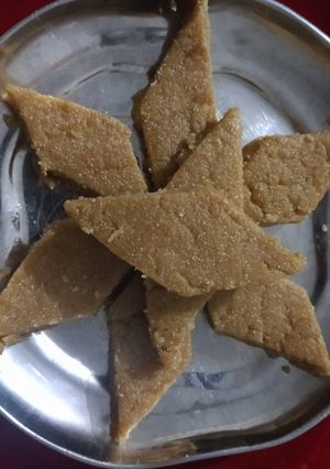 સુખડી(sukhdi recipe in Gujarati) રેસીપી મુખ્ય ફોટો