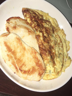 Una foto de Tortilla francesa y pechugas a la plancha