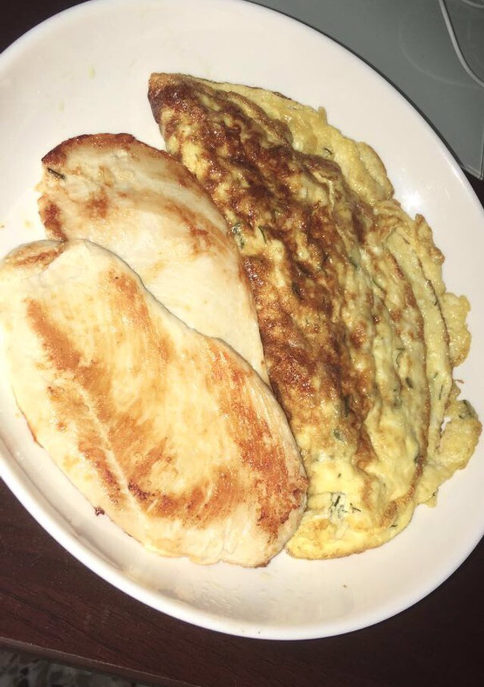 Una foto de Tortilla francesa y pechugas a la plancha