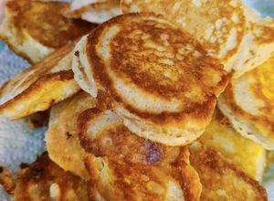 Una foto de Mini hot cakes rellenos de plátano macho
