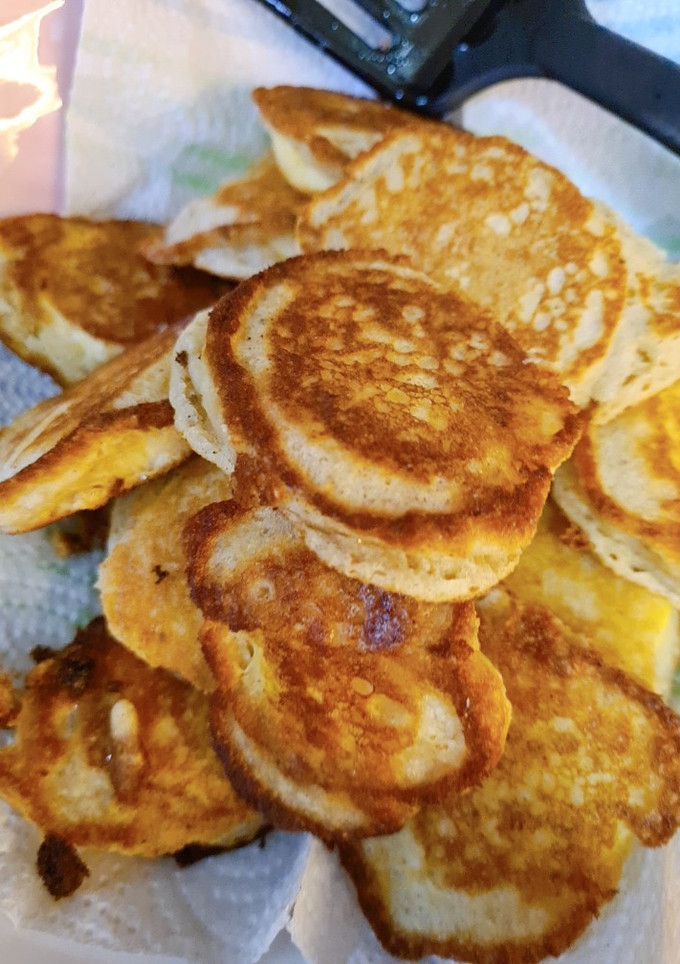 Una foto de Mini hot cakes rellenos de plátano macho