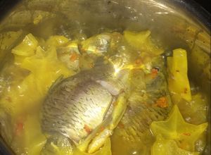 Hình của món Cá diếc kho khế chua.