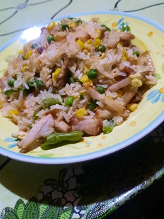 Una foto de Arroz frito con verduras y cerdo