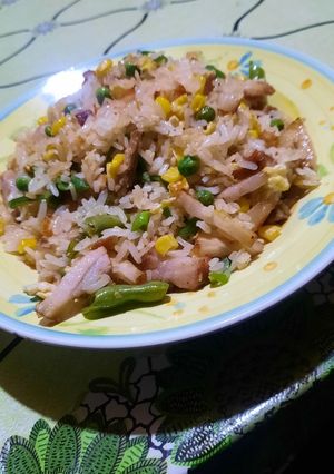 Una foto de Arroz frito con verduras y cerdo