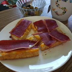 A picture of My breakfast today 😋 🍞🧀🥓.