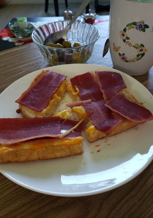 A picture of My breakfast today 😋 🍞🧀🥓.