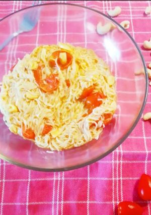 Φωτογραφία της συνταγής Noodles aglio e olio με ντοματίνια και κάσιους