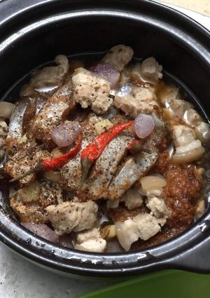 Hình của món Mắm cá tra chưng ba rọi.