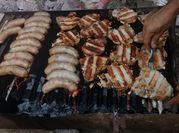 Una foto de costeletas de cerdo a la parrilla